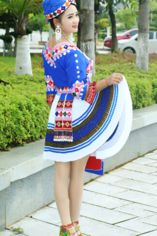 Bộ váy trang phục cao cấp mới cùng với cô gái xinh đẹp