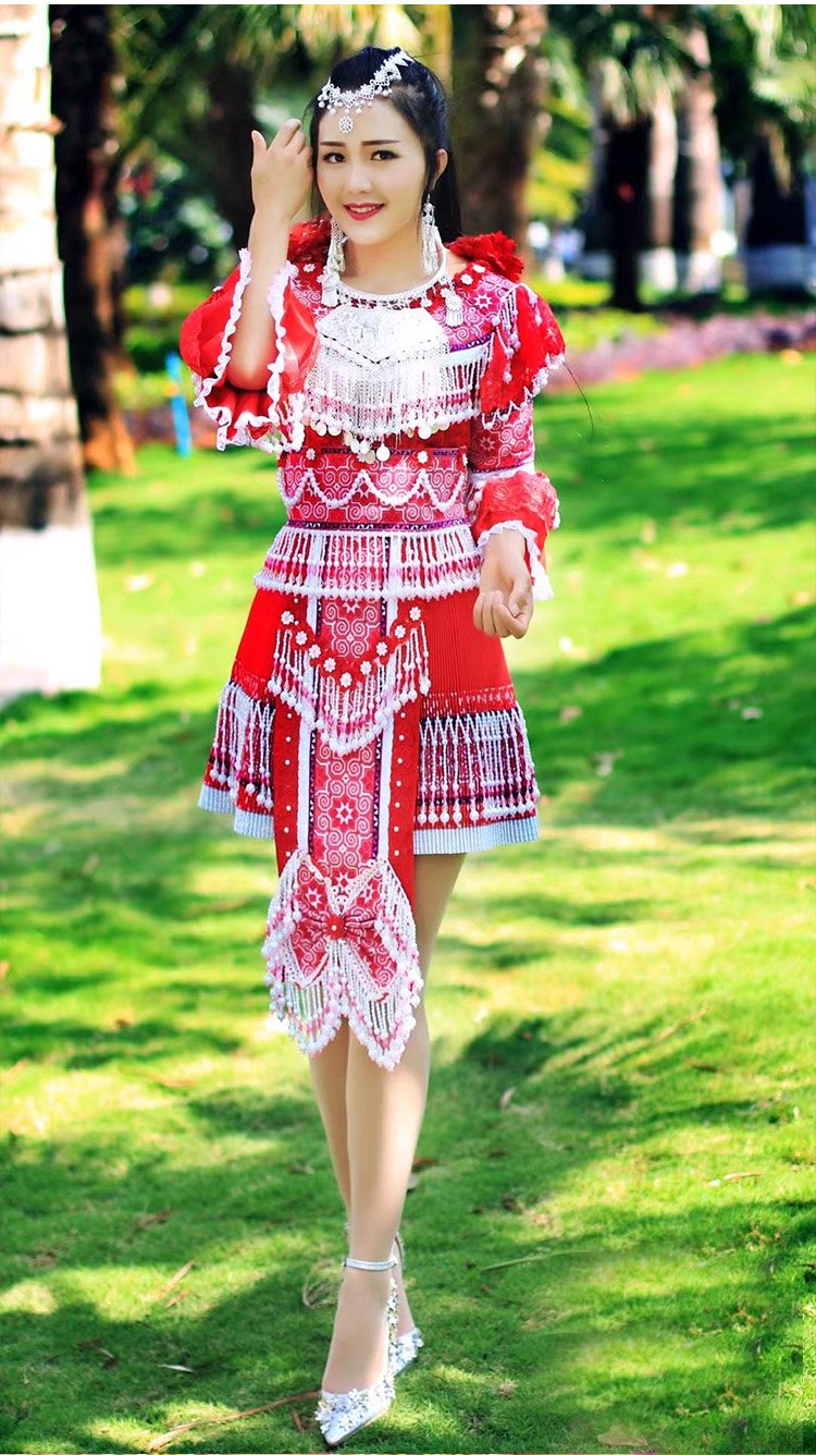 H'Hen Niê mặc váy đính kết cầu kỳ nặng 40 kg dự sự kiện
