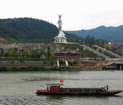 Trung Quốc xây tượng Cô Gái H’mông 88 mét tại tỉnh Quý Châu
